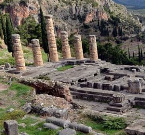 Antike Ruinen von Delphi in Griechenland mit übrig gebliebenen Säulen und Steinstrukturen.