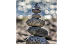 Zen-Stein-Stapel am Strand vor verschwommenem Hintergrund