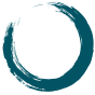 Ein minimalistischer Zen-Kreis (Enso) in blauer Farbe auf weißem Hintergrund, der symbolisch für Leere, Balance und Harmonie steht. Die unvollkommene Kreisform vermittelt die Idee von Achtsamkeit und natürlicher Schönheit.