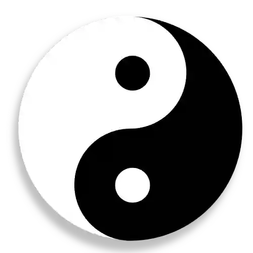  Yin-Yang-Symbol – Ein traditionelles chinesisches Zeichen, das die Balance zwischen gegensätzlichen Kräften wie Aktivität und Ruhe, Licht und Schatten, sowie Geben und Empfangen darstellt. Es erinnert an die Harmonie und das Gleichgewicht im Leben.