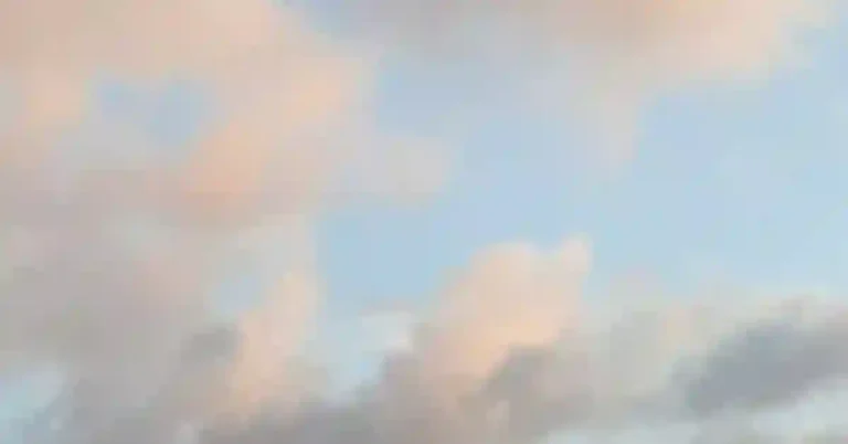 Weiche, pastellfarbene Wolken treiben am Himmel. Die zarten Farbverläufe verleihen der Szene eine ruhige und vergängliche Stimmung, die an den stetigen Wandel des Lebens erinnert.