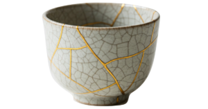 Kintsugi-Schale: Mit Gold gekittete Bruchstellen als Symbol dafür, wie aus Brüchen Schönheit entstehen kann.