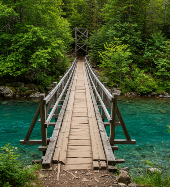 Eine malerische Holzbrücke spannt sich über einen klaren, blauen Fluss, der durch einen lebendigen Wald fließt.