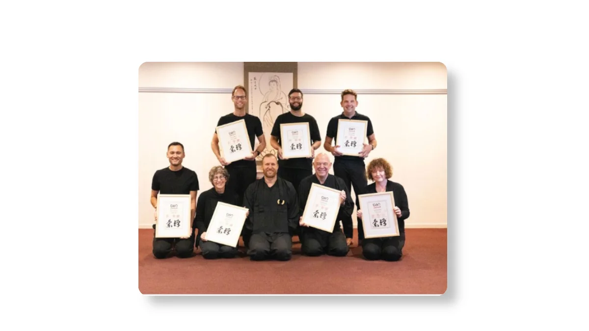 Gruppenbild der feierlichen Übergabe der Zertifikate nach Abschluss der Zen-Lehrer-Ausbildung in den Niederlanden bei Zen.nl. Die Absolventen halten ihre eingerahmten Diplome.