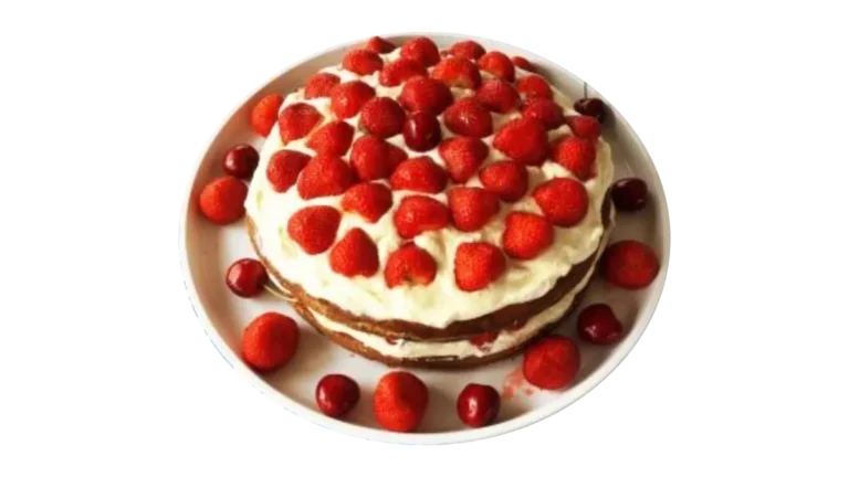 Nahaufnahme einer Erdbeertorte als Illustration für den Prozess der Wahrnehmung der fünf Skandhas.