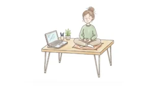 Eine entspannte Frau meditiert im Schneidersitz auf einem Schreibtisch neben ihrem Laptop – ein Symbol für innere Ruhe und das Loslassen beruflicher Scheinsicherheit.