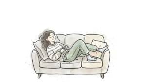 Zeichnung einer Frau, die lächelnd auf einem beigefarbenen Sofa liegt. Sie symbolisiert das passive Ausruhen, das oft das Default Mode Network und ungewolltes Nachgrübeln auslöst.