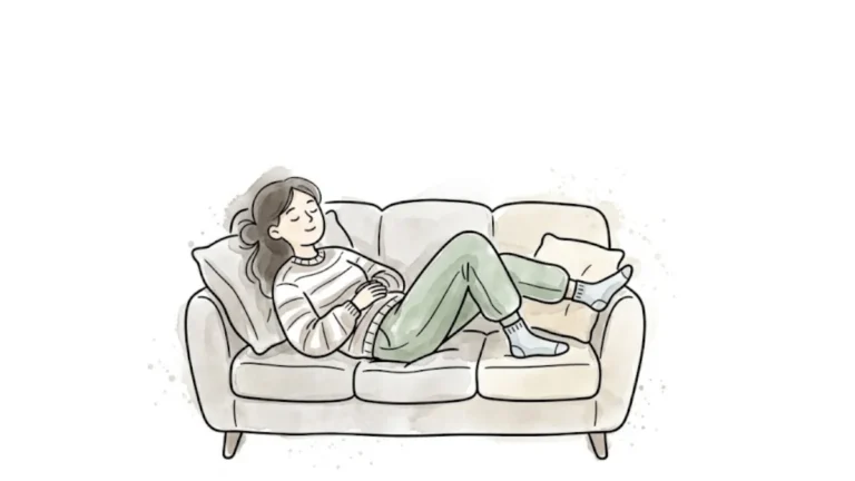 Zeichnung einer Frau, die lächelnd auf einem beigefarbenen Sofa liegt. Sie symbolisiert das passive Ausruhen, das oft das Default Mode Network und ungewolltes Nachgrübeln auslöst.