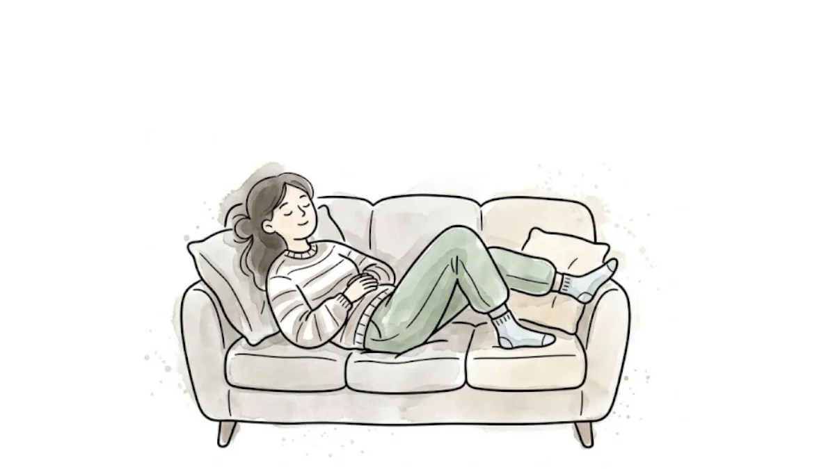 Zeichnung einer Frau, die lächelnd auf einem beigefarbenen Sofa liegt. Sie symbolisiert das passive Ausruhen, das oft das Default Mode Network und ungewolltes Nachgrübeln auslöst.