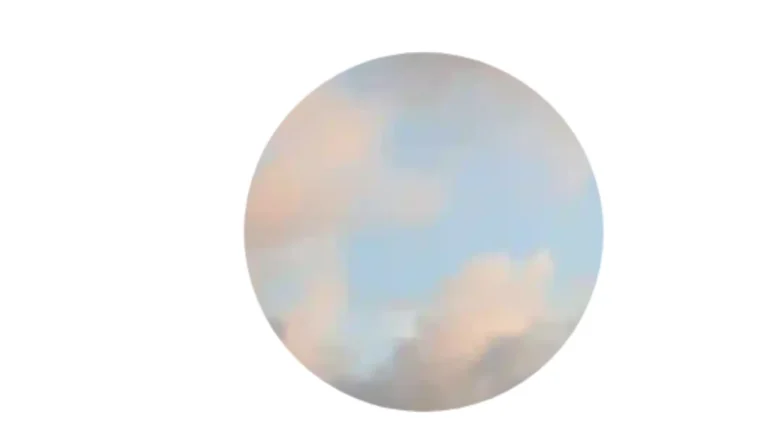 Pastellfarbene, diffuse weiche Wattewolken in einem hellblauen Himmel, Symbol für Leichtigkeit und Offenheit in der Tonglen-Meditation.