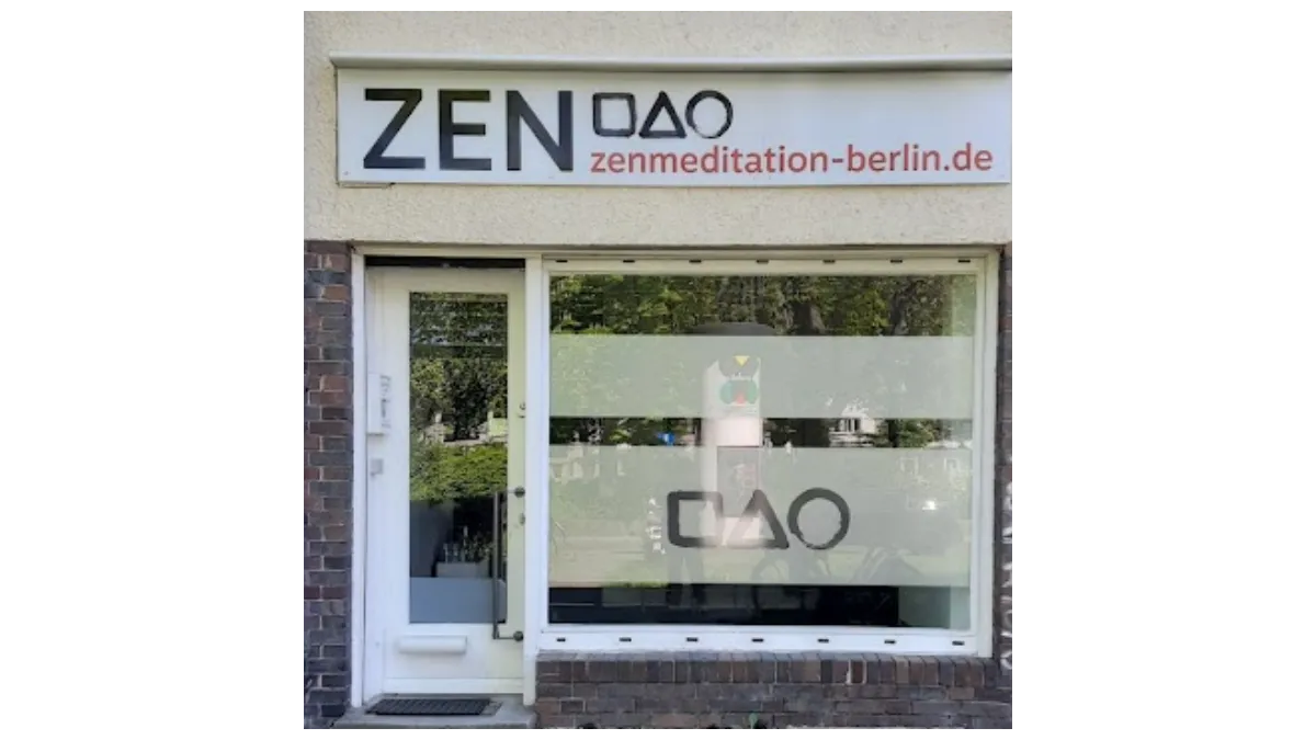 Eingang zum Kursraum von Zen-Meditation Berlin am Breitenbachplatz.