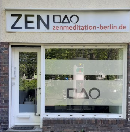 Eingang zum Kursraum von Zen-Meditation Berlin am Breitenbachplatz.