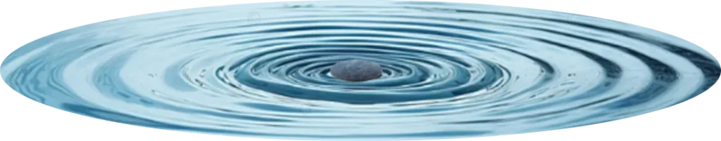 Ein Stein fällt in stilles Wasser und erzeugt perfekte Wasserkreise als Symbol für die Klarheit und den Fokus, die durch Zen-Meditation entstehen.